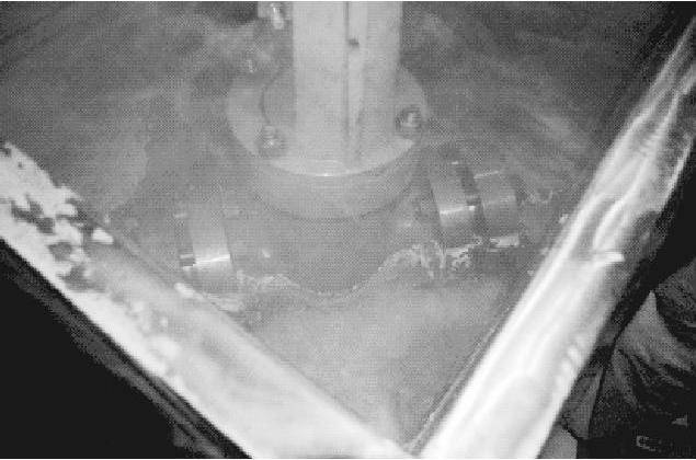 圖11 -196℃低溫閥門在液氮中做低溫密封性能試驗的近距離俯瞰照